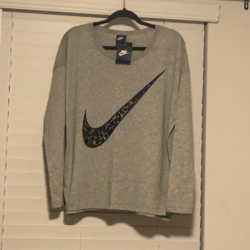 Women’s grey Nike long sleeve NWT, size medium.